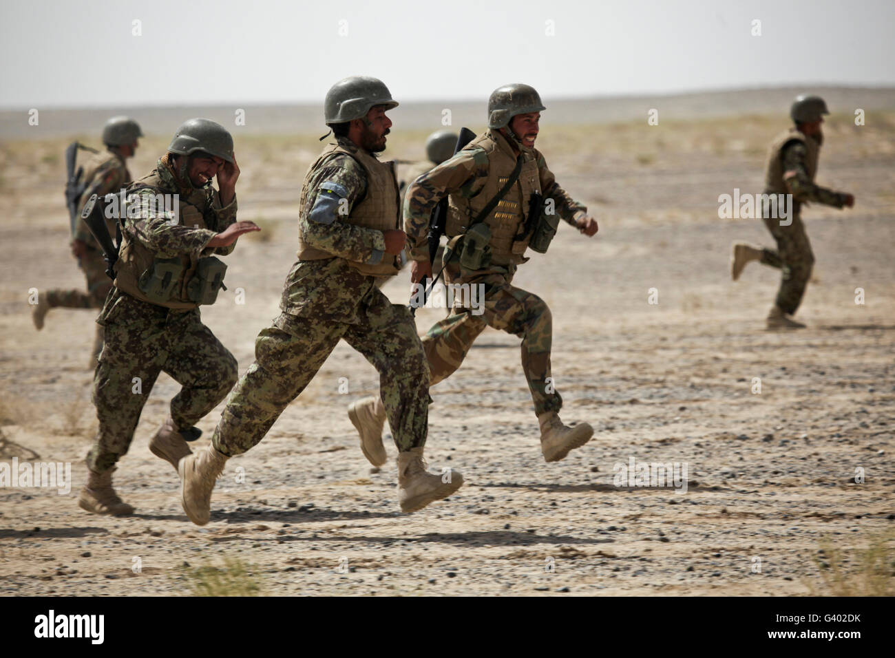 Les soldats de l'Armée nationale afghane pour exécuter leurs positions assignées, en Afghanistan. Banque D'Images