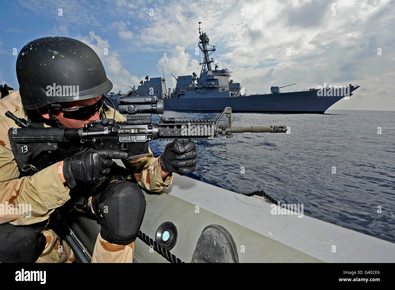 Un soldat fournit la sécurité dans une embarcation pneumatique à coque rigide pendant un exercice d'entraînement. Banque D'Images