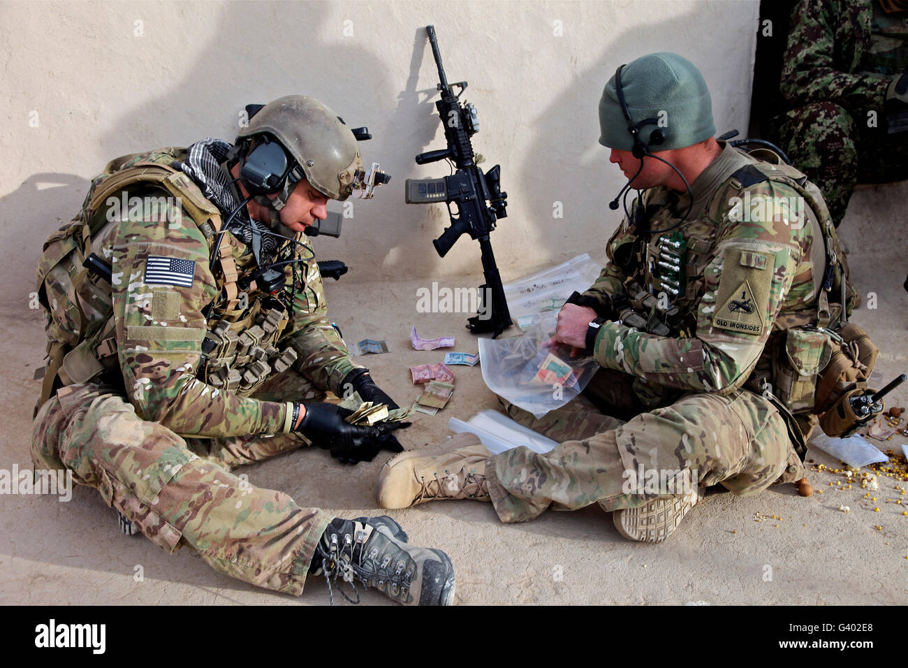 Nombre de soldats américains de l'argent trouvés lors de la recherche d'une maison en Afghanistan. Banque D'Images