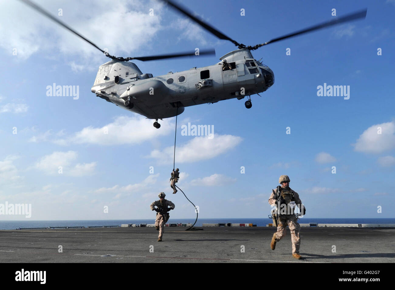 À partir d'une corde fast marines CH-46E Sea Knight hélicoptère. Banque D'Images