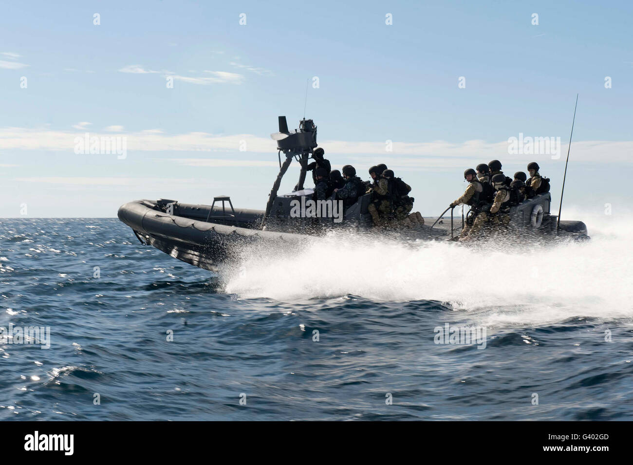 Transport en commun les marins de l'océan Atlantique à bord d'un canot pneumatique à coque rigide. Banque D'Images