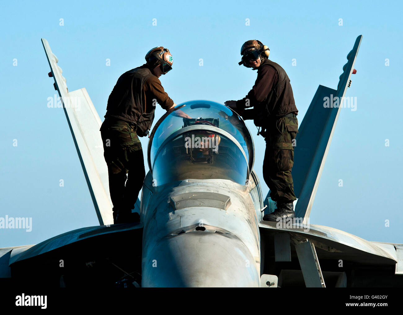 Les marins de la Marine américaine essuyer l'auvent d'un F/A-18F Super Hornet. Banque D'Images