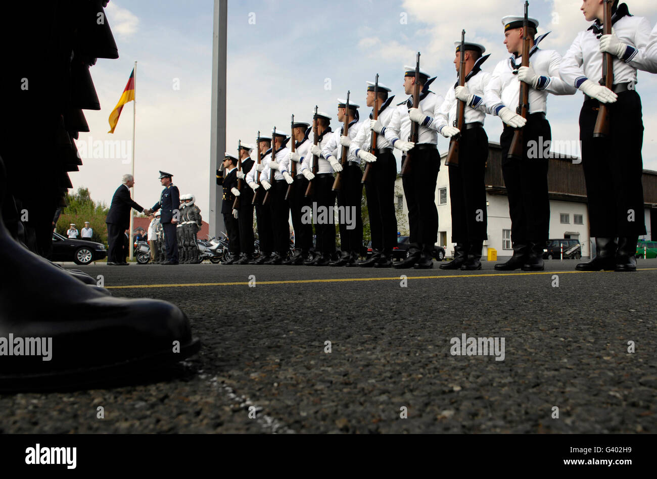 Le secrétaire à la défense grâce un officier allemand pour son hospitalité. Banque D'Images