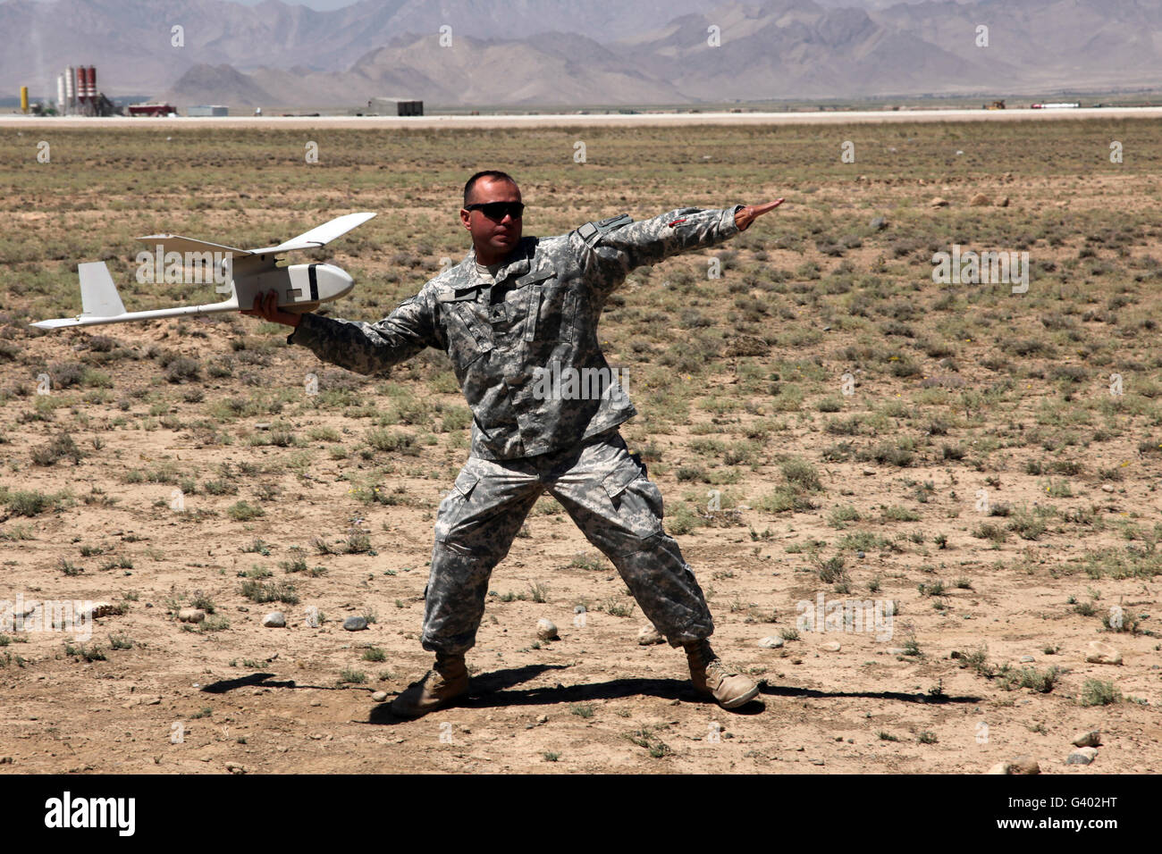 Soldat de l'Armée américaine lance un RQ-11 Raven véhicule aérien sans pilote. Banque D'Images