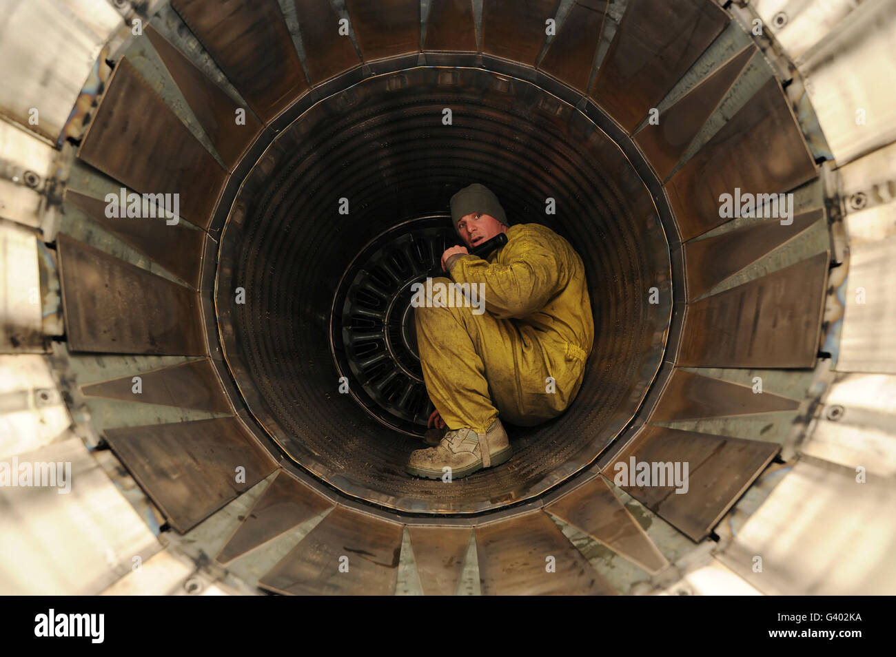 Un technicien d'aéronef inspecte la ligne d'échappement d'un F-16 Fighting Falcon. Banque D'Images