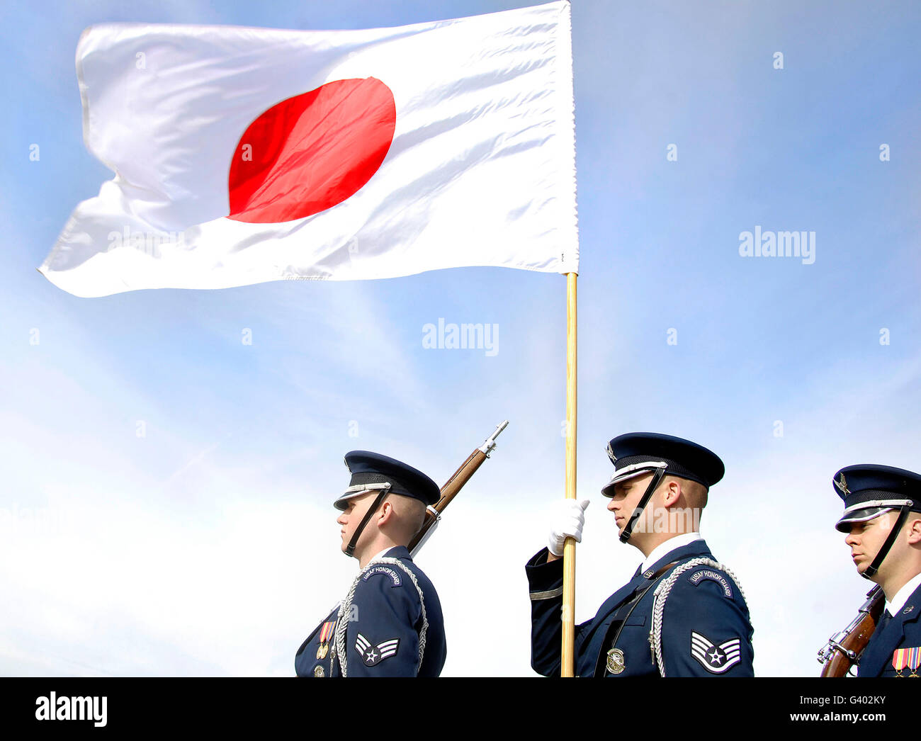 Garde d'honneur de l'US Air Force membres portent le drapeau du Japon. Banque D'Images
