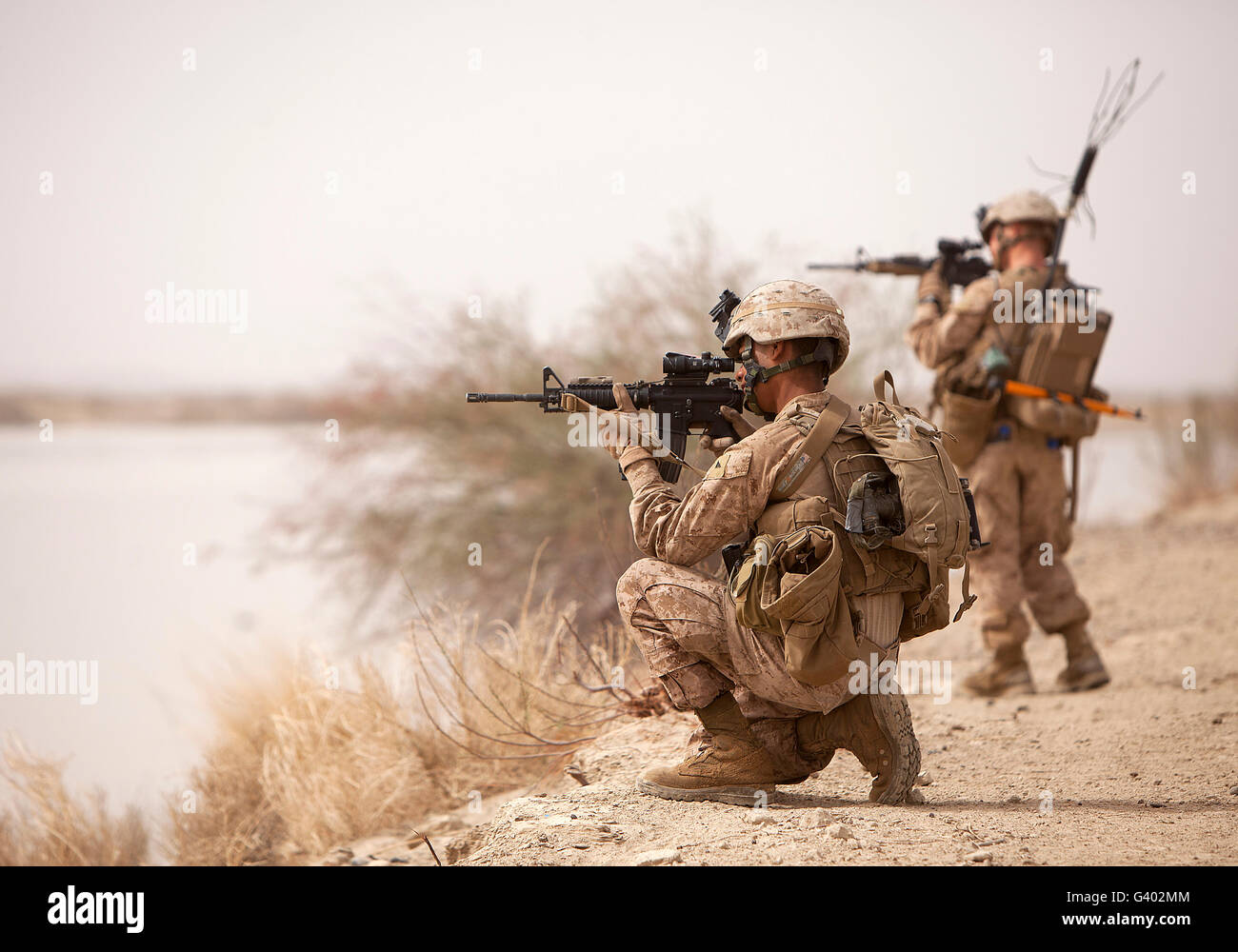 Les Marines américains en vue de leurs armes lors d'une patrouille en Afghanistan. Banque D'Images