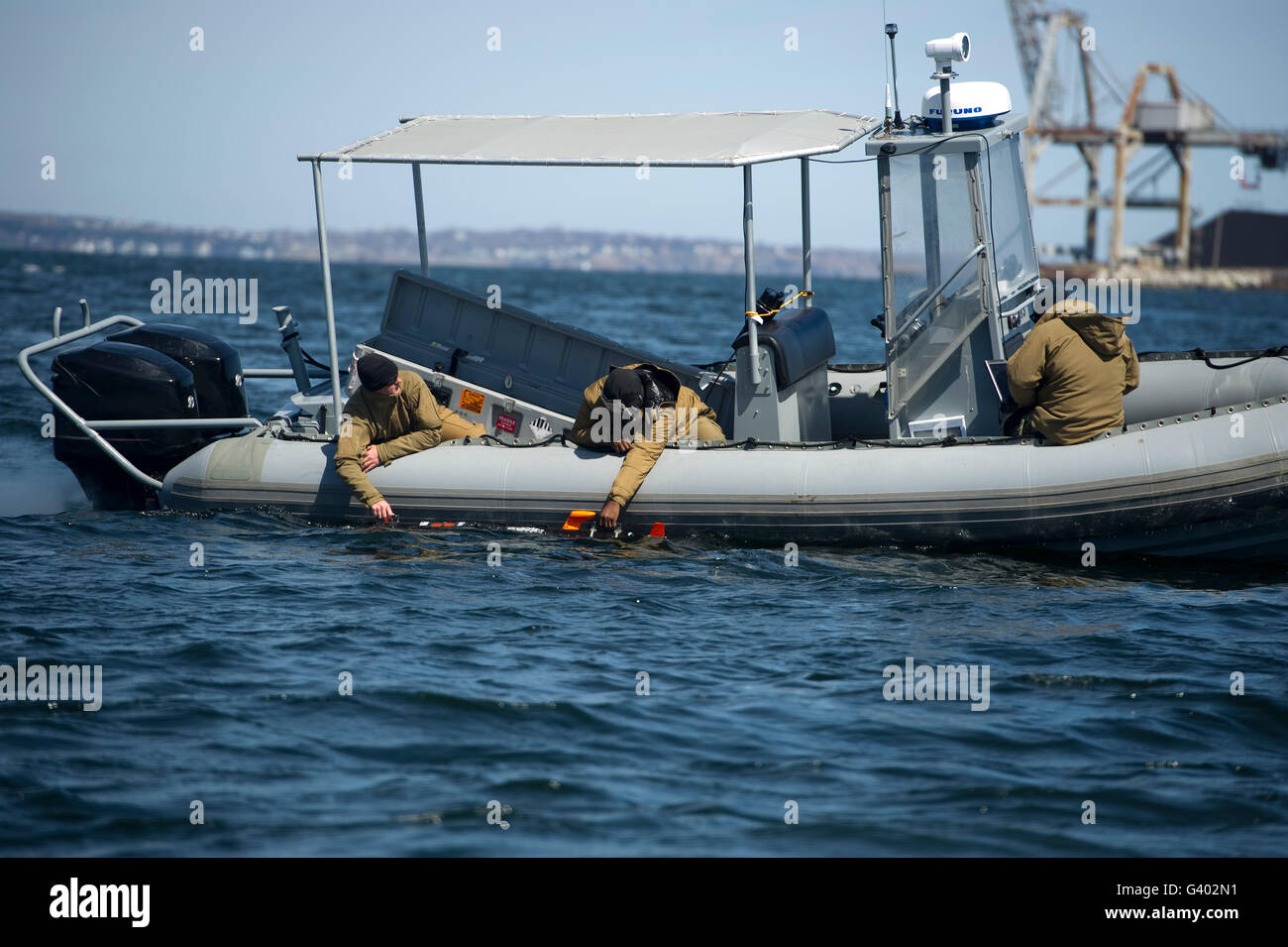 Les marins américains de déployer un véhicule sous-marin sans pilote. Banque D'Images