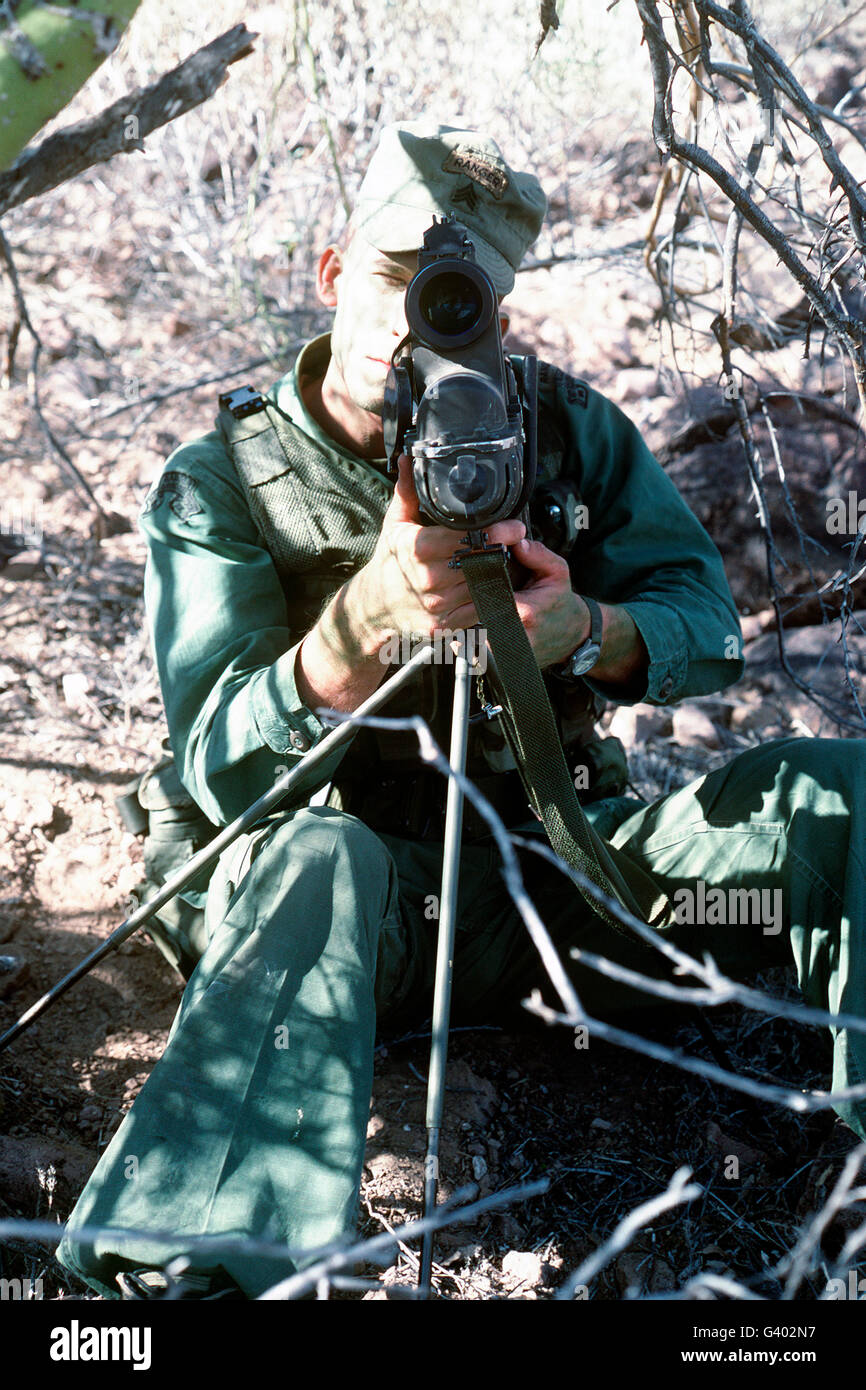 Un Ranger de l'armée met en place une AN/PAQ-1 désignateur laser. Banque D'Images