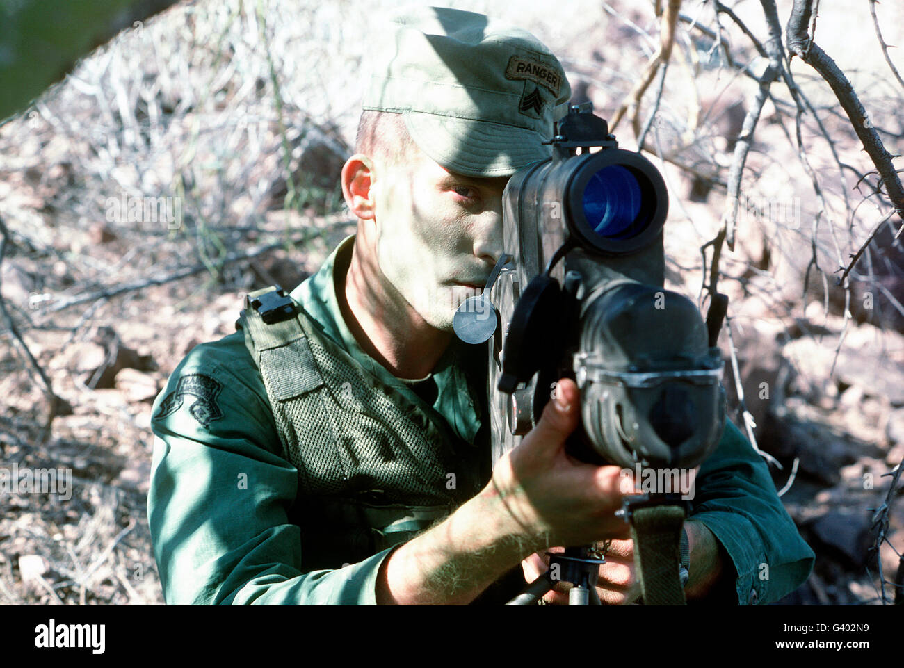 Un Ranger de l'armée met en place une AN/PAQ-1 désignateur laser. Banque D'Images