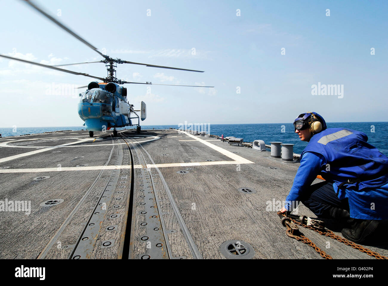 La Marine ukrainienne KA-27 Helix hélicoptère sur le pont du USS Taylor. Banque D'Images