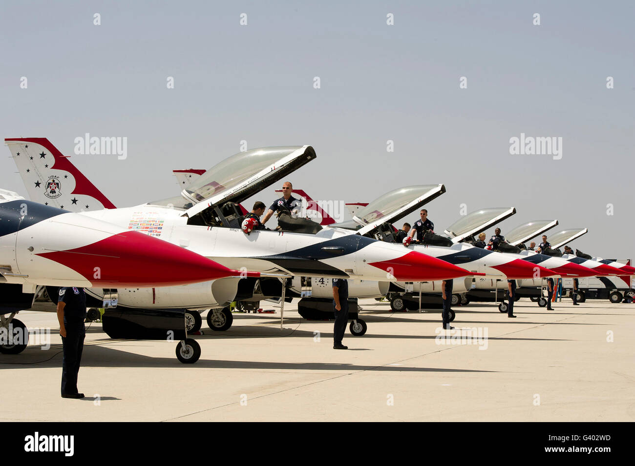 Conduite des aviateurs sur F-16 préparatifs prévol Thunderbirds. Banque D'Images