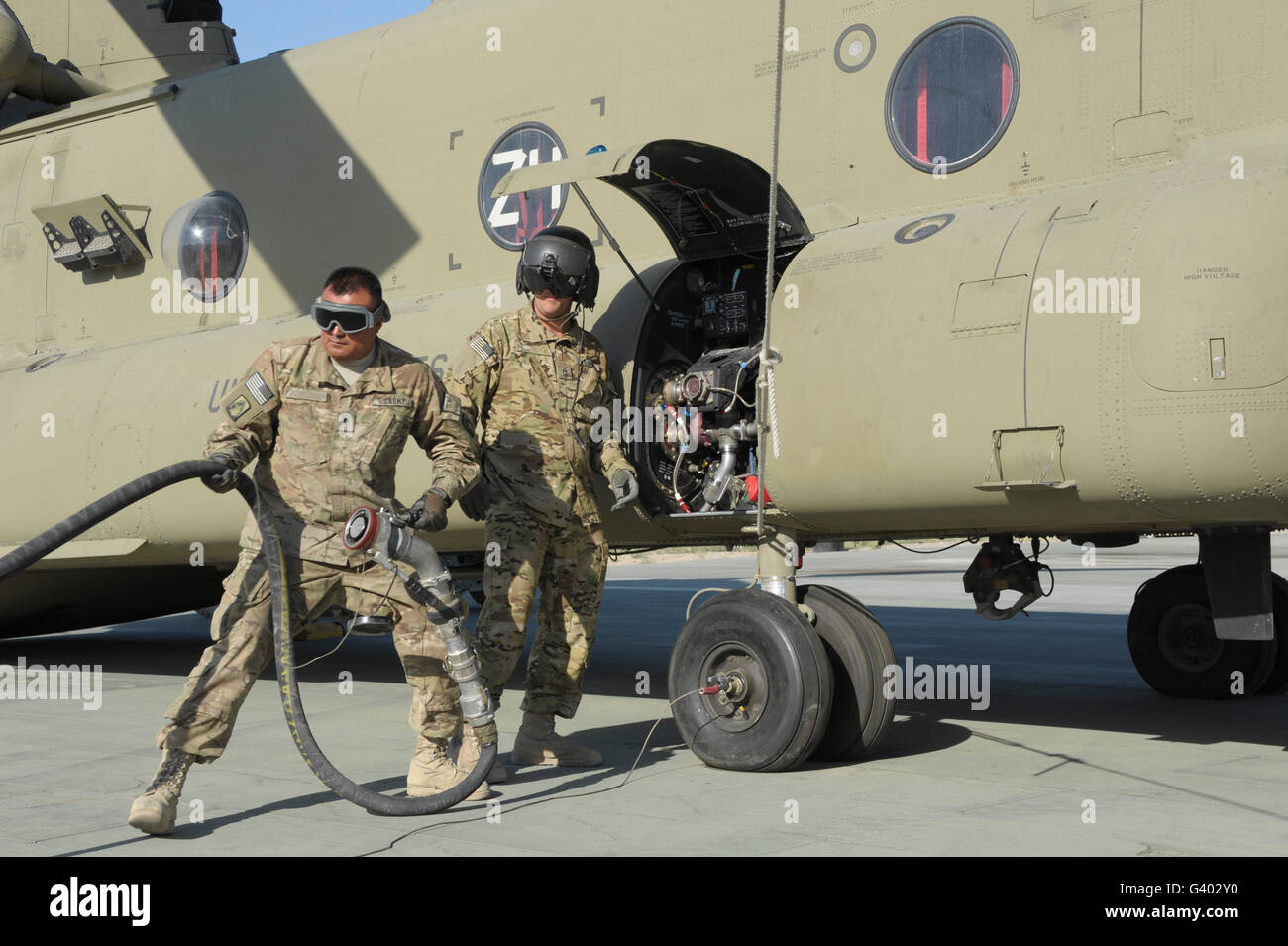 Préparer des spécialistes de carburant pour faire le plein d'un hélicoptère CH-47 Chinook. Banque D'Images