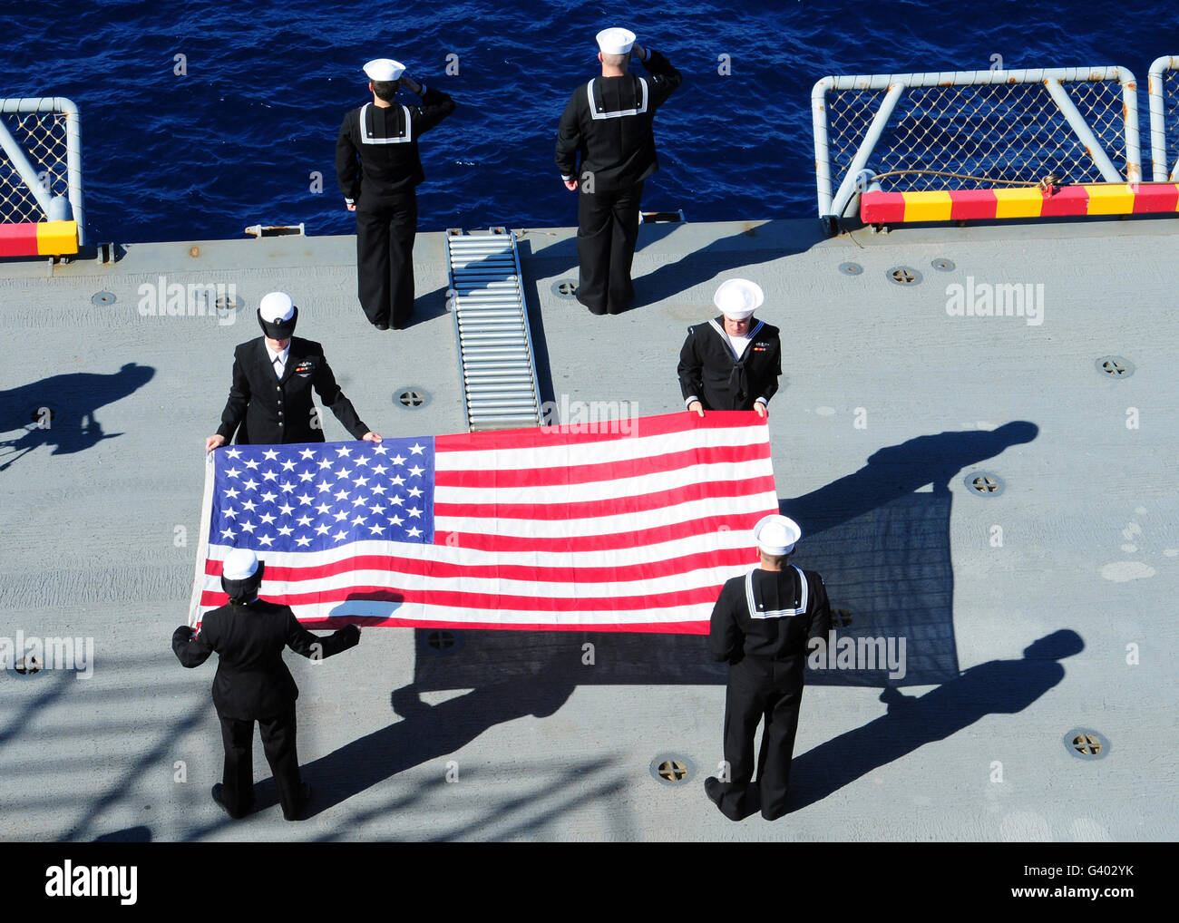 Les marins participent à une cérémonie d'enterrement en mer à bord du USS Wasp. Banque D'Images