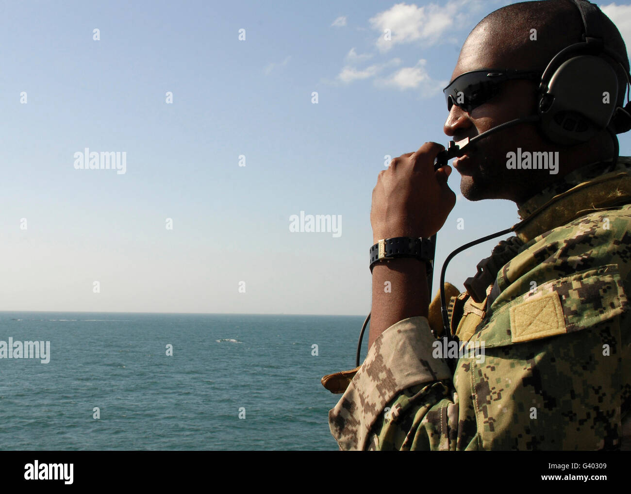 Soldat indique à petit bateau manoeuvres lors d'un exercice d'entraînement. Banque D'Images