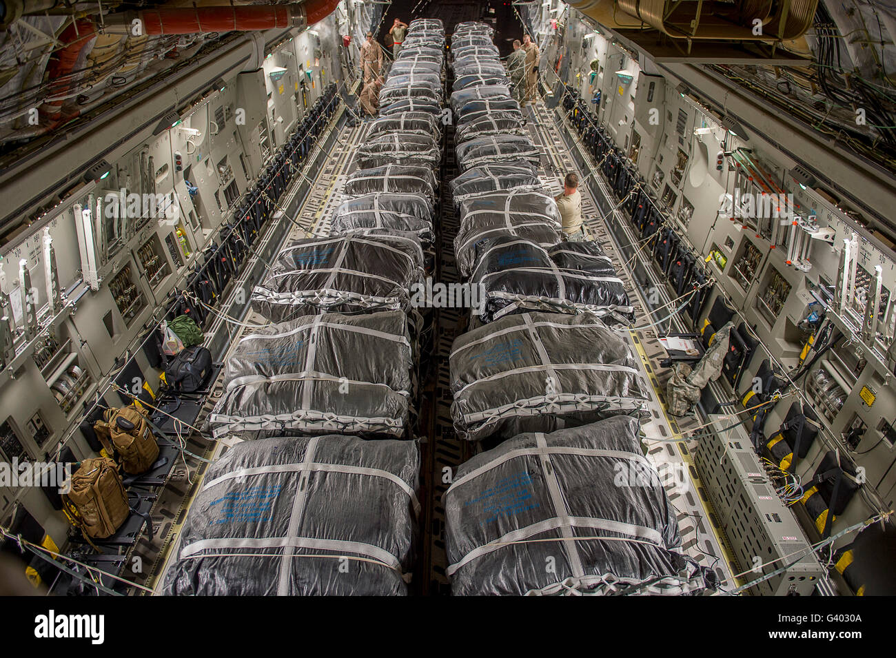 Préparer les aviateurs palettes sur un C-17 Globemaster III. Banque D'Images