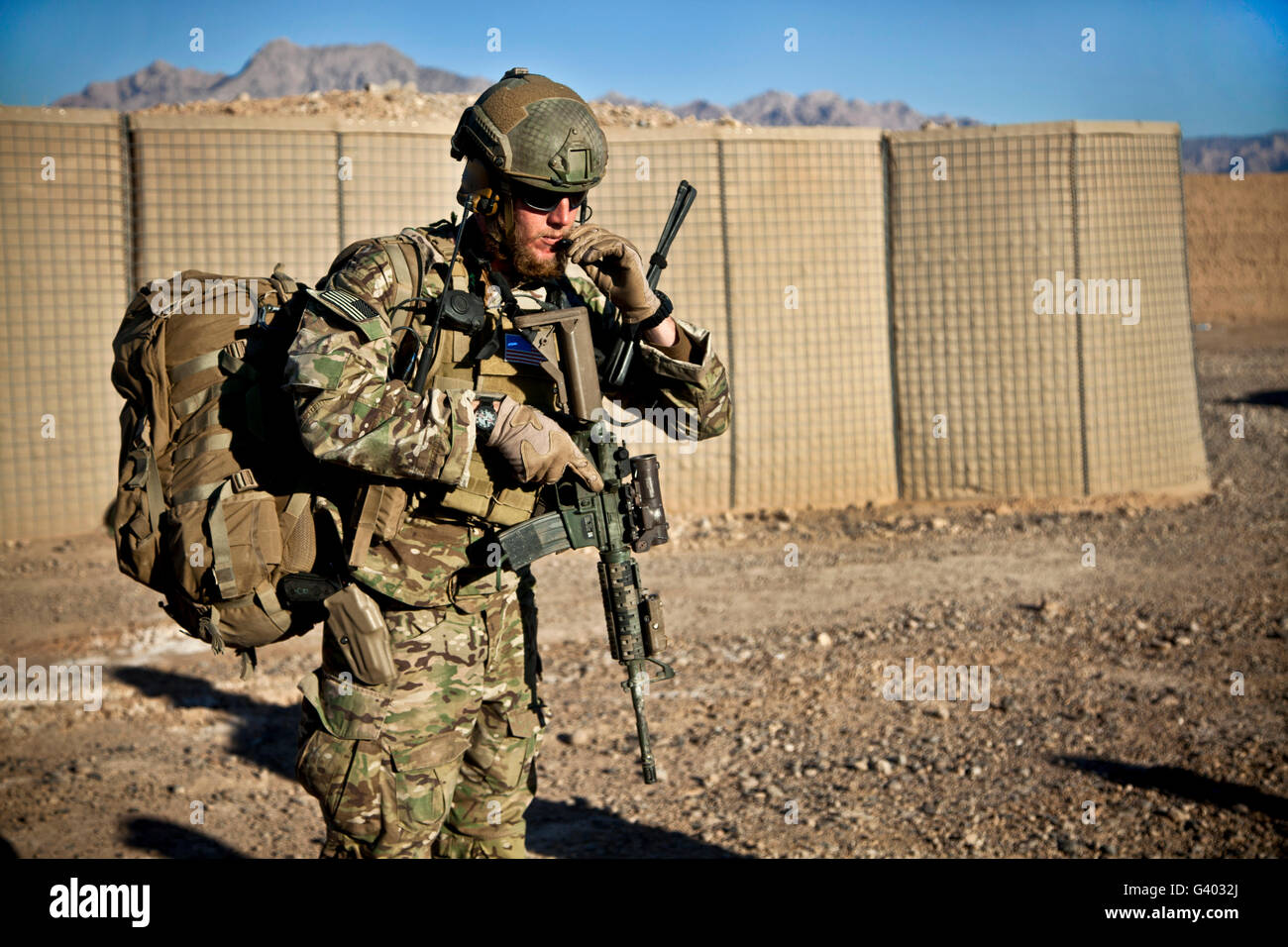 Un membre de la force de coalition attend un UH-60 Black Hawk. Banque D'Images