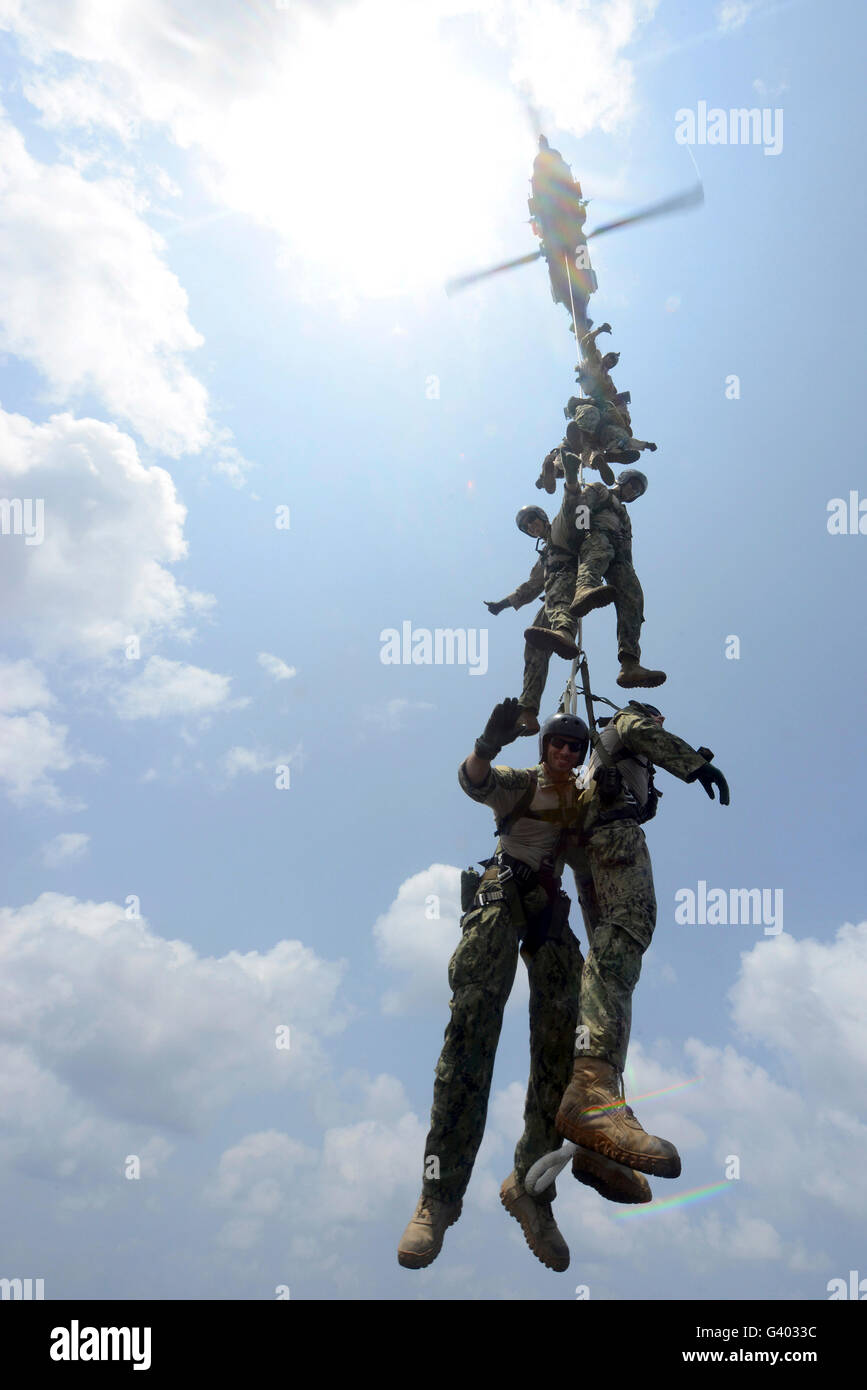 Les techniciens des explosifs et munitions participent à la formation d'espion corde. Banque D'Images