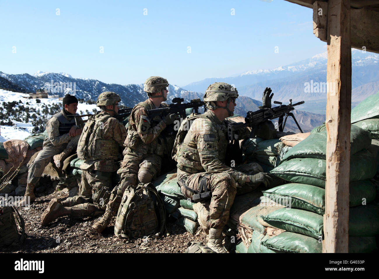 Des soldats américains d'assurer la sécurité lors d'une patrouille à la frontière afghane. Banque D'Images