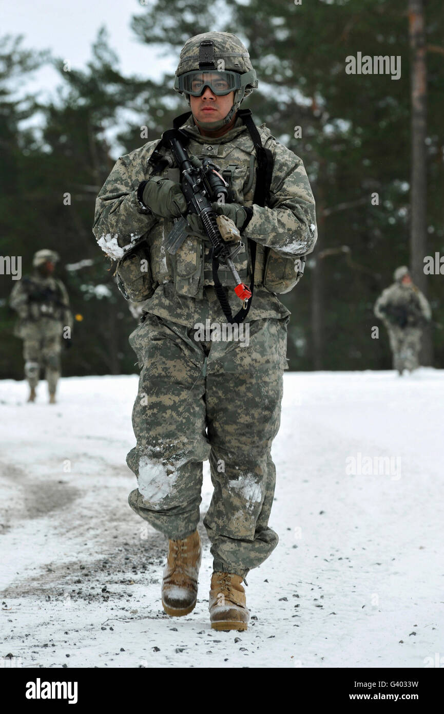 Soldat de l'armée américaine effectue une patrouille à pied en Allemagne. Banque D'Images
