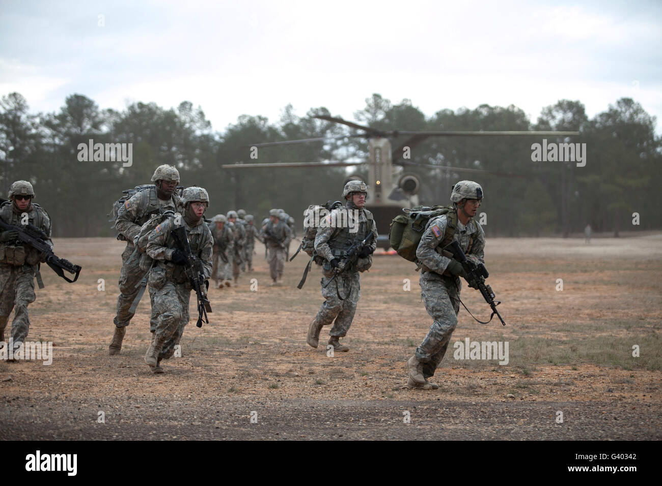 La sortie des soldats d'un hélicoptère CH-47 Chinook à Fort Benning, en Géorgie. Banque D'Images