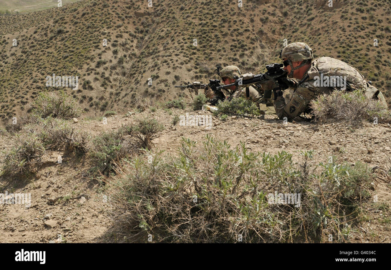 Des soldats américains d'assurer la sécurité à l'extérieur d'un poste de contrôle de la police frontalière afghane. Banque D'Images