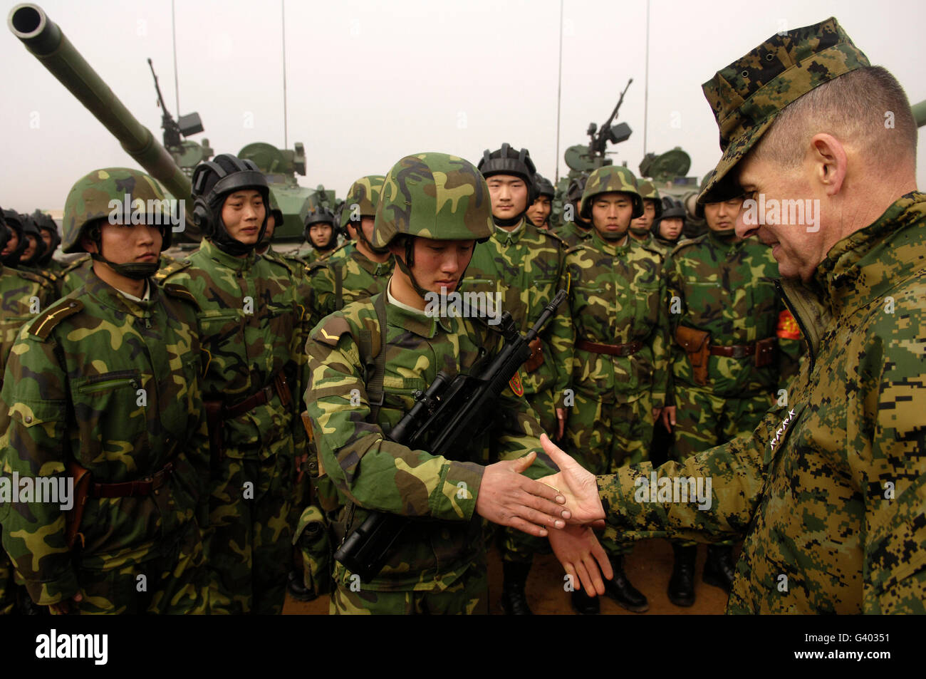 Le chef d'état-major interarmées, serre la main du pétrolier chinois soldat. Banque D'Images