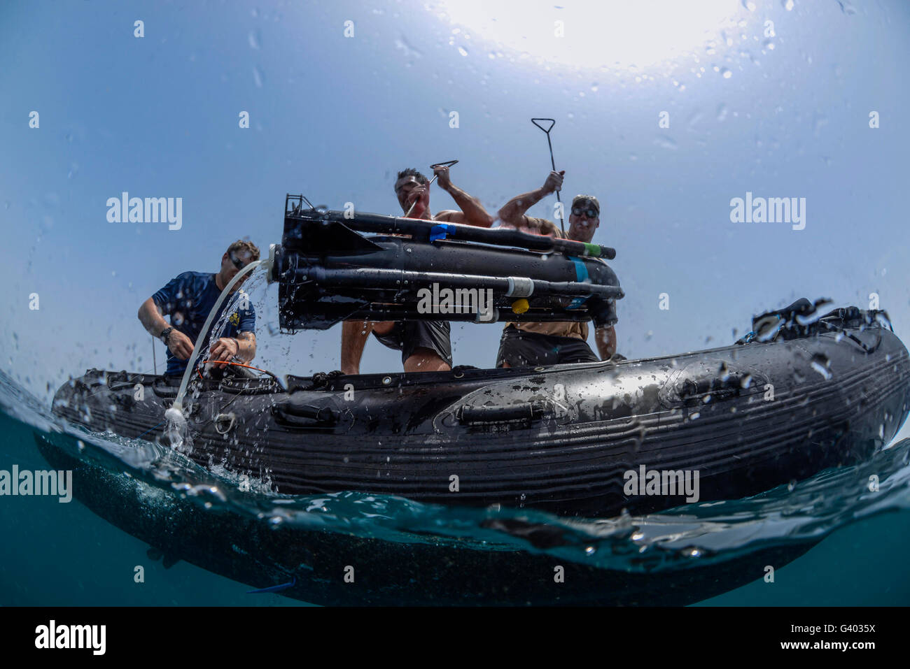 Les techniciens des explosifs et munitions récupérer un Seafox drone. Banque D'Images