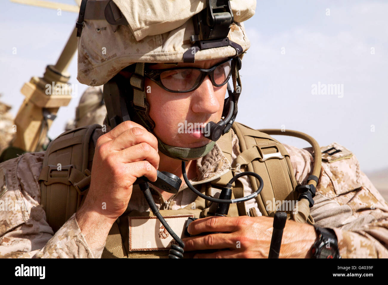 U.S. Marine discussions sur la radio en Afghanistan. Banque D'Images