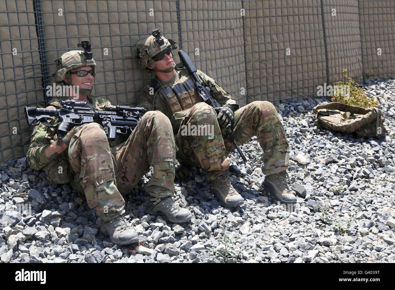 Les soldats de l'armée américaine d'attendre un CH 47 Chinook de la terre. Banque D'Images