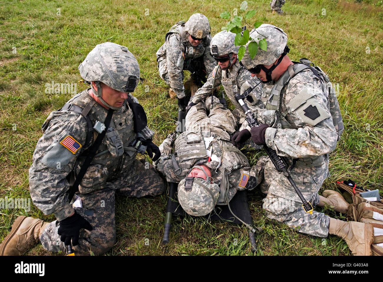 Les soldats de la Garde nationale de l'Ohio fournir aide tactique à un soldat blessé. Banque D'Images