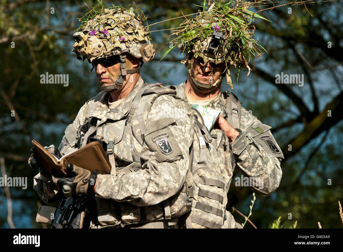 Les gardes nationaux de l'armée américaine se préparent à mener un mouvement. Banque D'Images