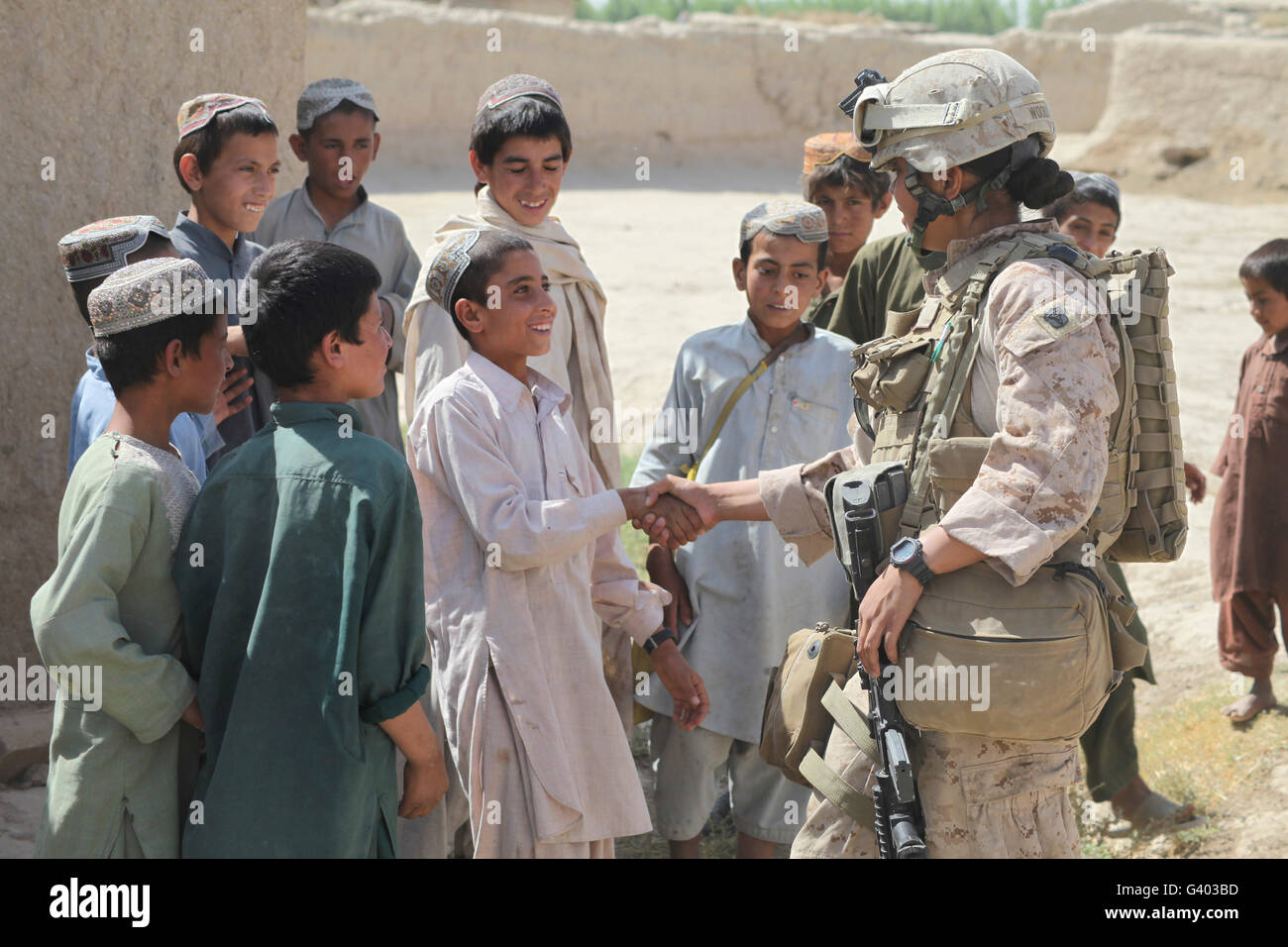 Corpsman Hôpital accueille les enfants afghans dans Shamalan, Afghanistan. Banque D'Images