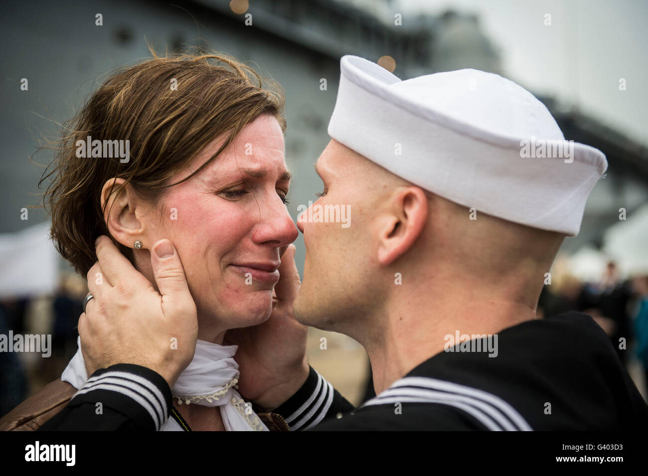 Marin de la Marine américaine embrasse sa femme après son retour à la base navale de Norfolk. Banque D'Images