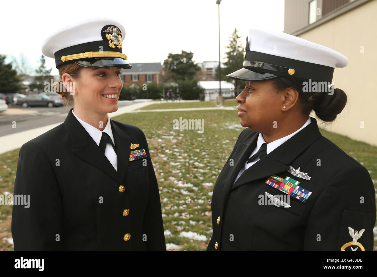 Les membres du service féminin un modèle prototype de la combinaison femme. Banque D'Images