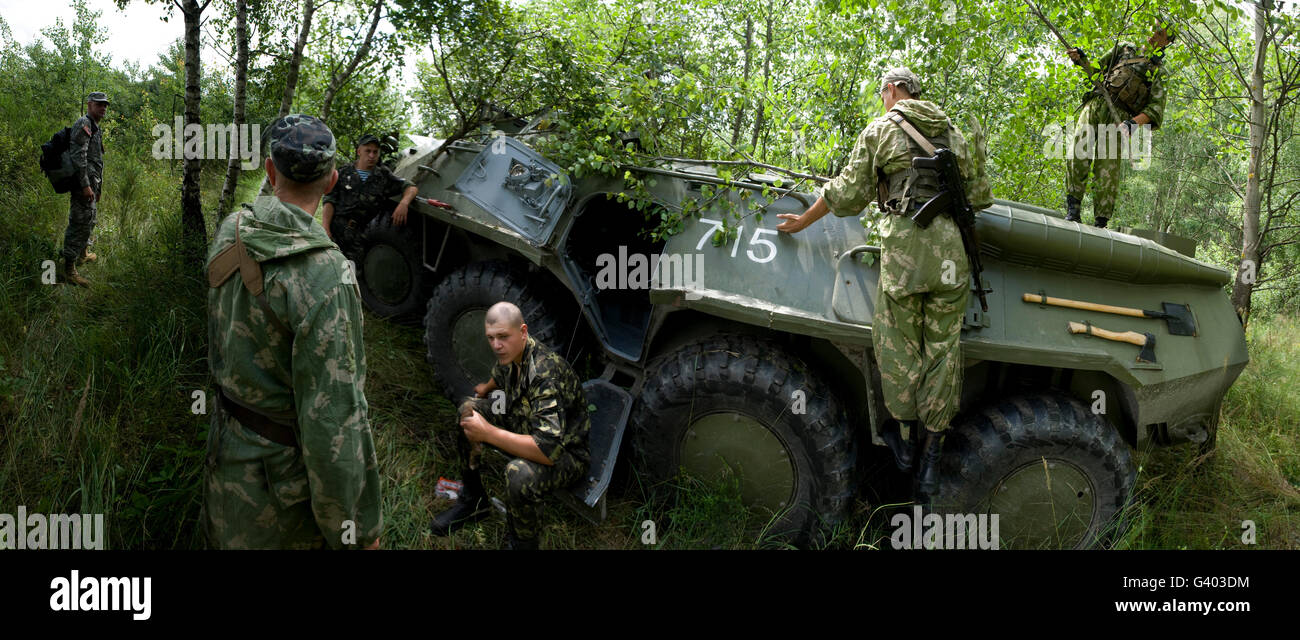 Des soldats ukrainiens avec les membres en service de partenariat pour la paix de l'ONU. Banque D'Images