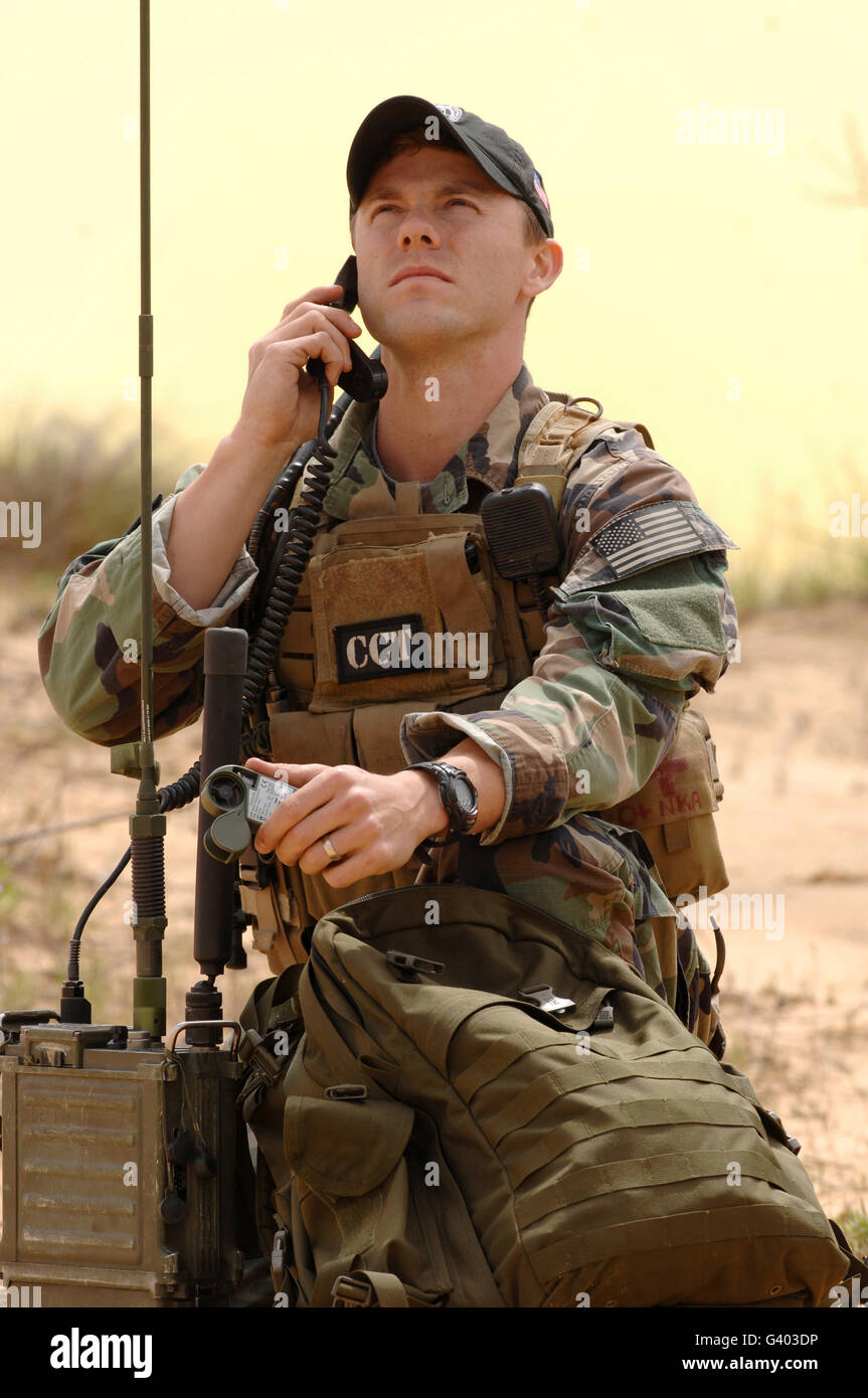 Combat de l'US Air Force controller fournit des communications radio. Banque D'Images