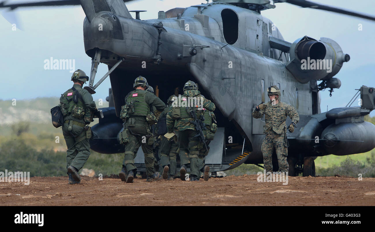 Les Marines américains et les membres de la commission de l'Armée hellénique un CH-53E Super Stallion. Banque D'Images