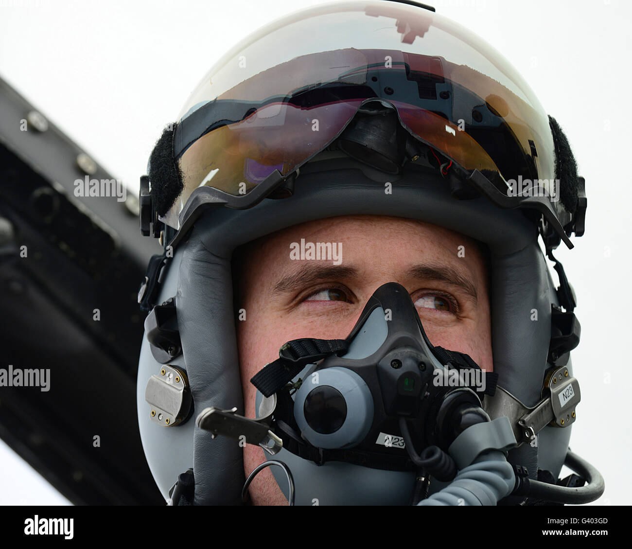 Le Lieutenant sangles sur sa MBU-20/P masque à oxygène. Banque D'Images
