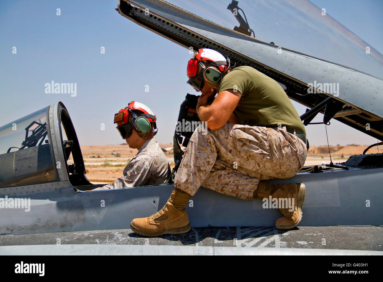Les Marines américains des systèmes de l'aéronef d'essai sur un F-18 Hornet. Banque D'Images