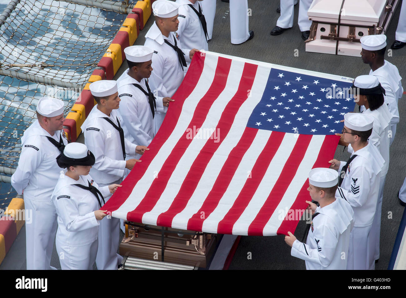 Les marins s'engager un cercueil dans la mer au cours d'une cérémonie d'inhumation en mer. Banque D'Images