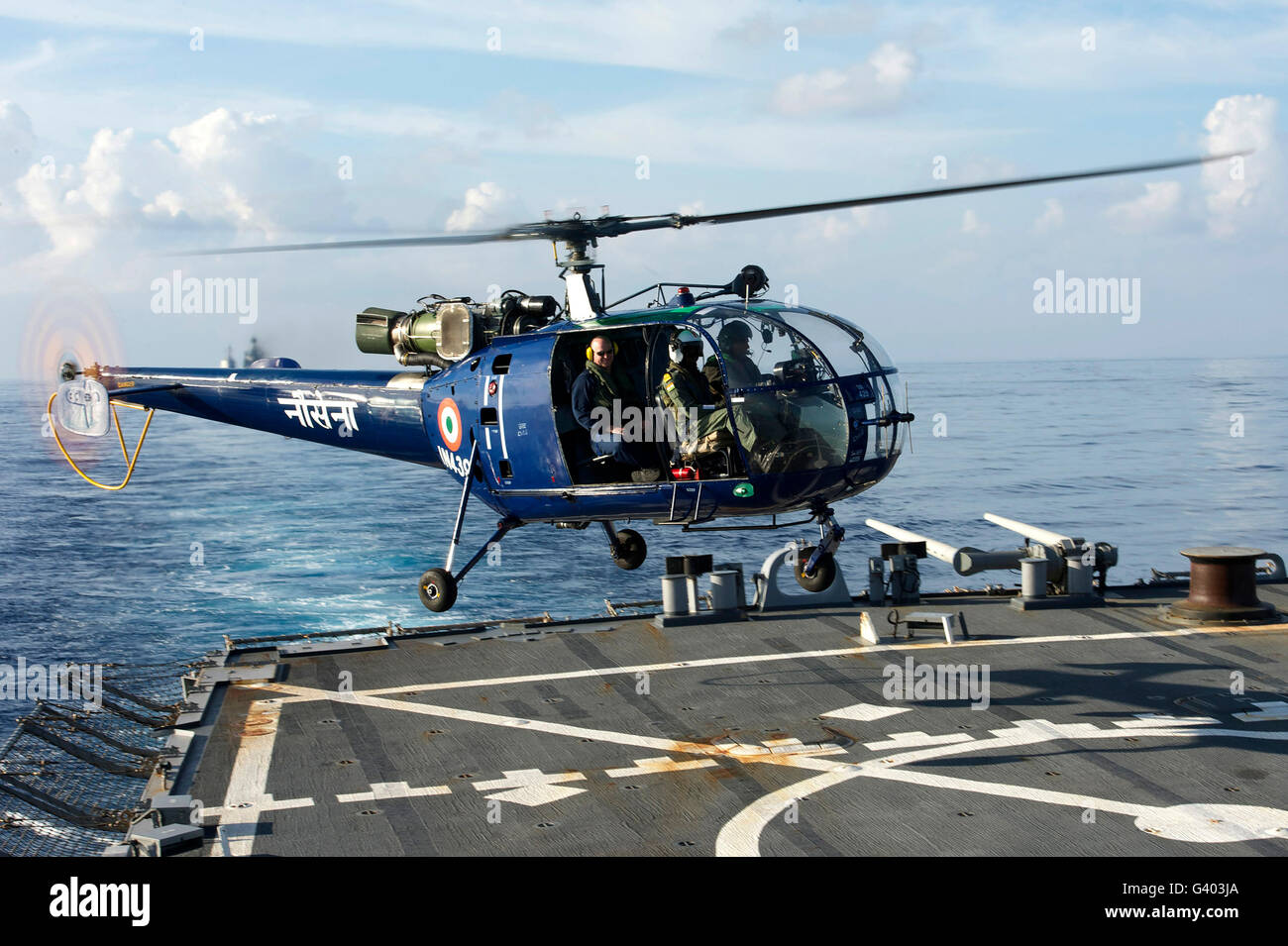 Un hélicoptère de la marine indienne atterrit sur le pont du USS John S. McCain. Banque D'Images