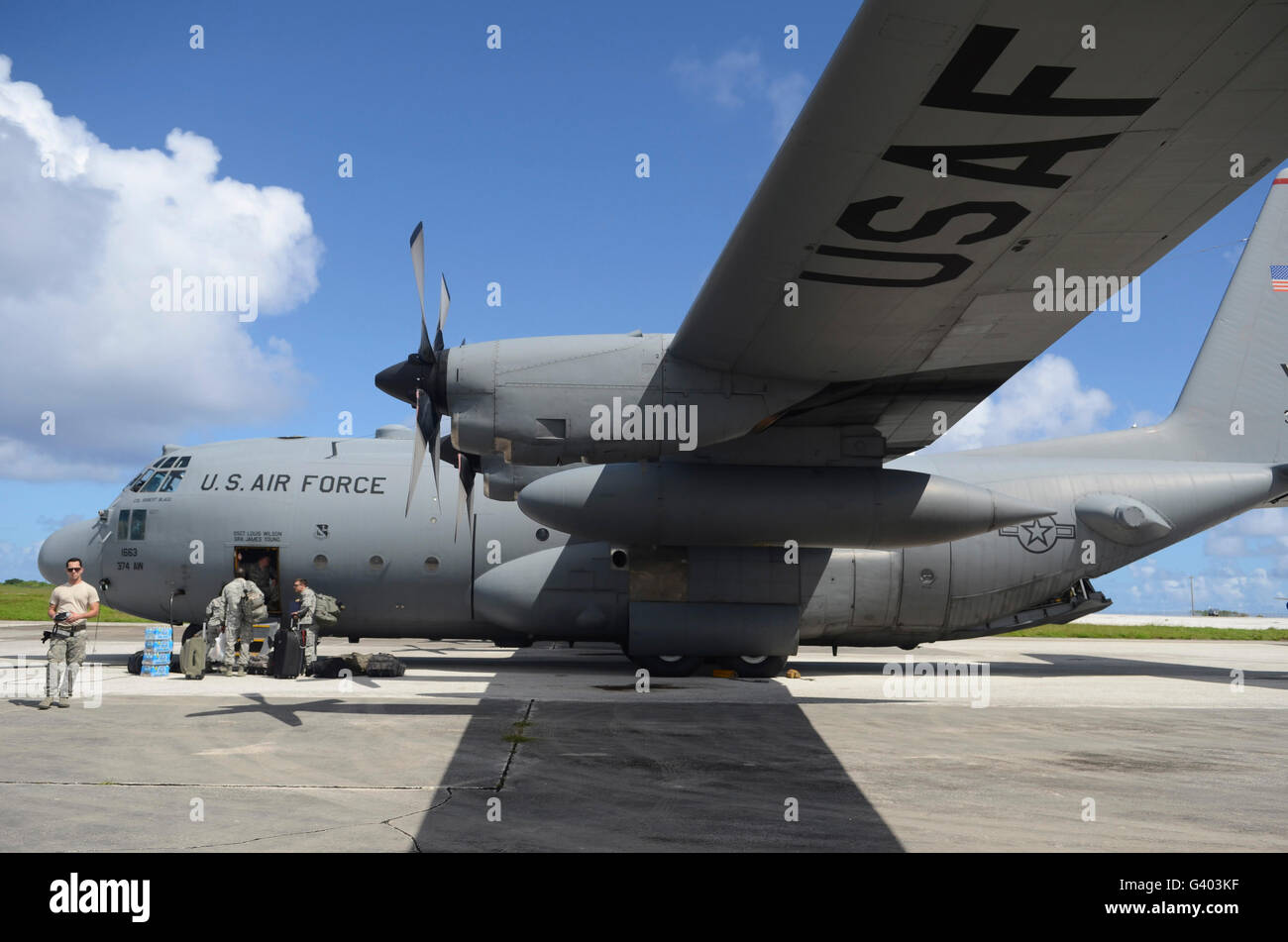 Les aviateurs américains à bord d'un Hercules C-130. Banque D'Images