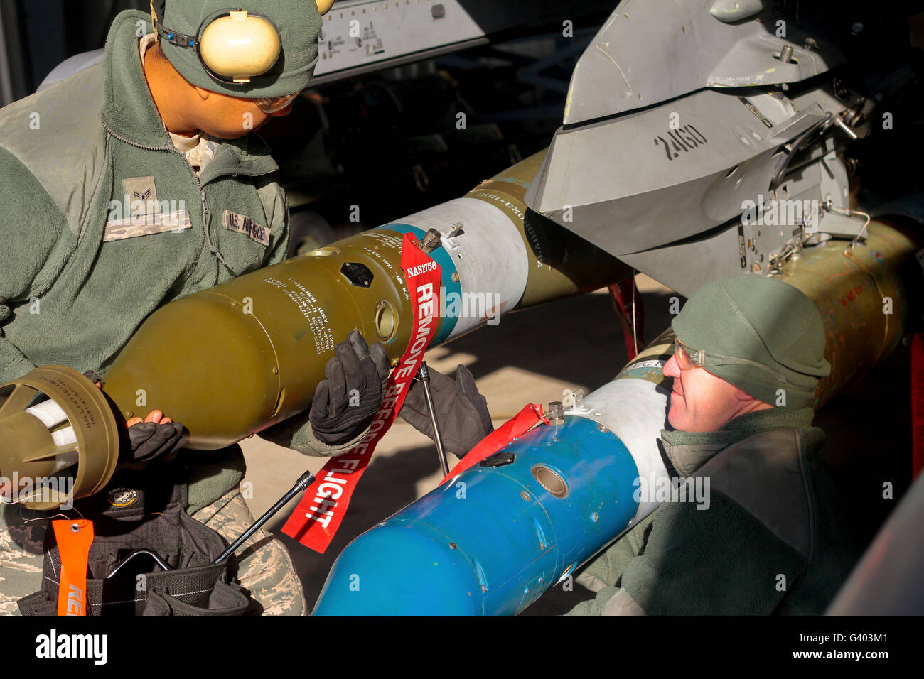 Déchargement des spécialistes des groupes de contrôle de l'ordinateur à partir de la GBU-12 Paveway IIs. Banque D'Images