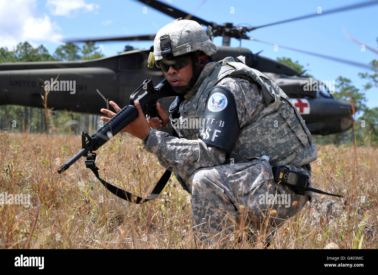 Soldat de l'armée américaine fournit la sécurité lors d'une évacuation médicale. Banque D'Images