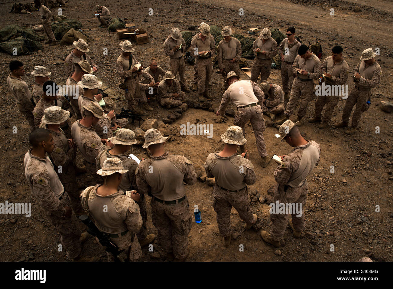 Les Marines américains sont informés avant l'agression d'un peloton de l'exercice. Banque D'Images