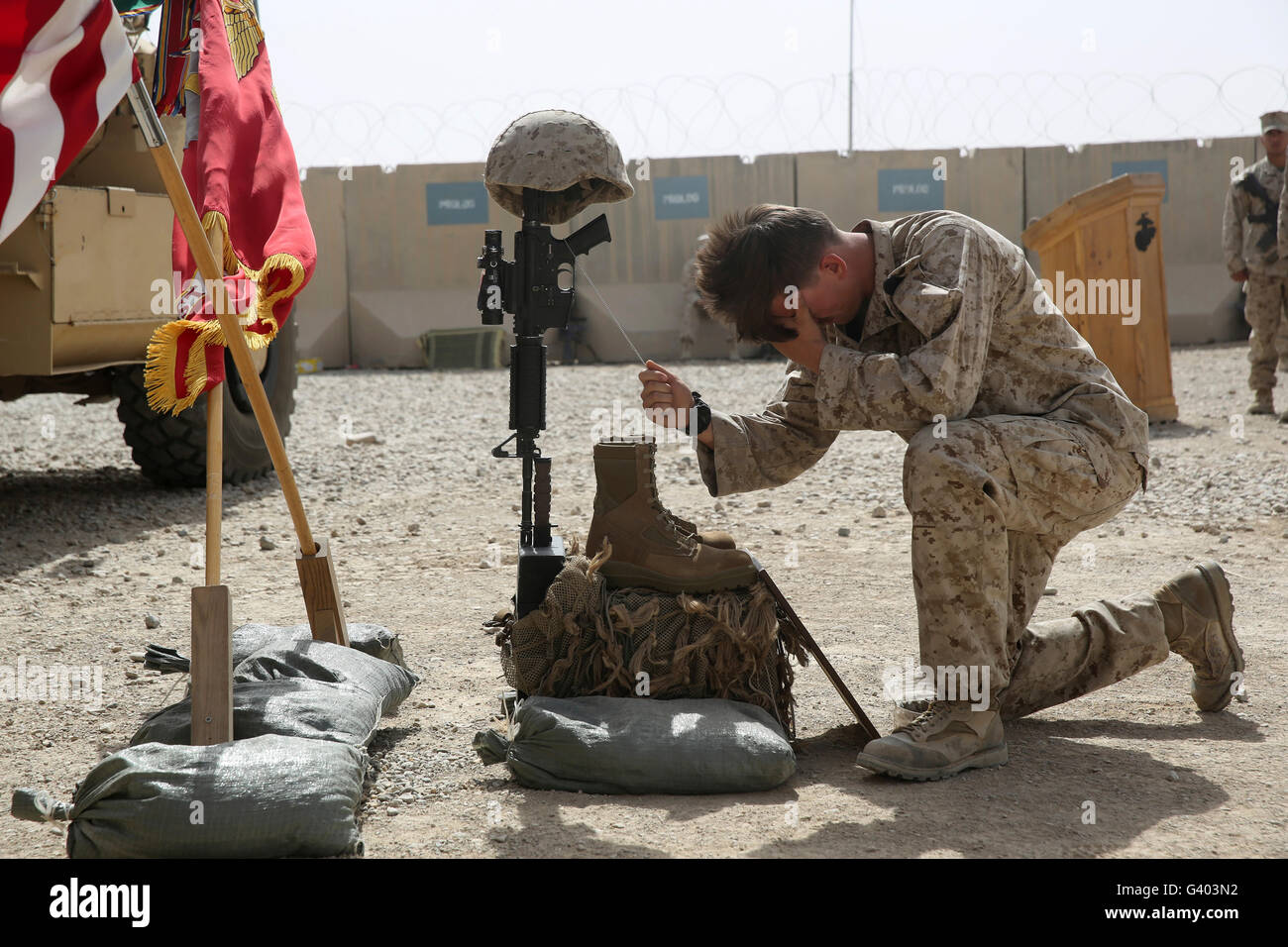 U.S. Navy Hospital Corpsman assiste à une cérémonie commémorative au Camp Sapadalure. Banque D'Images