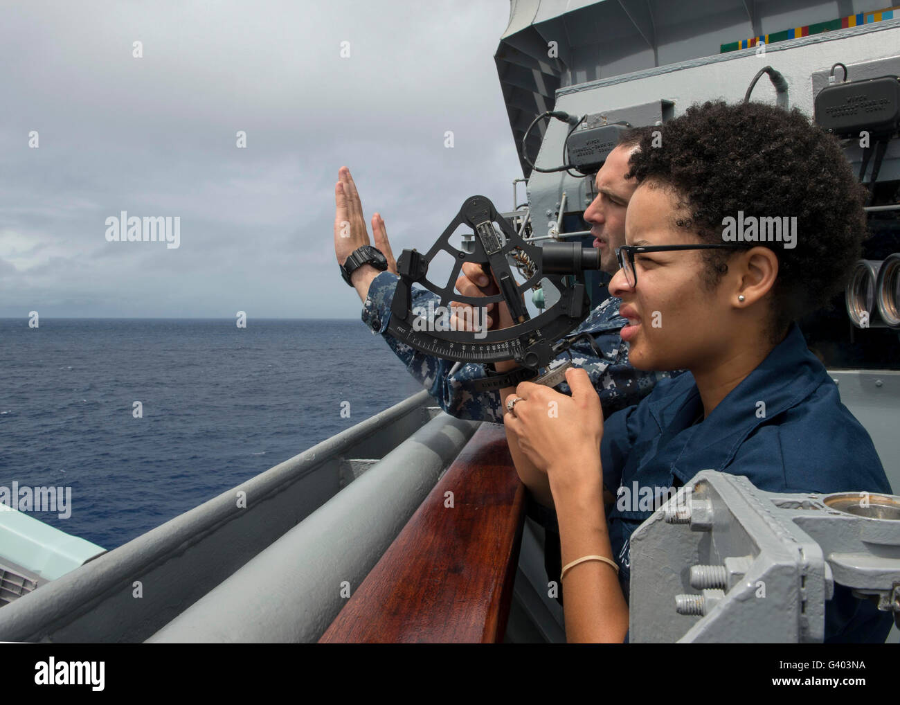 Un marin apprend à exploiter un sextant à bord du USS Rushmore. Banque D'Images