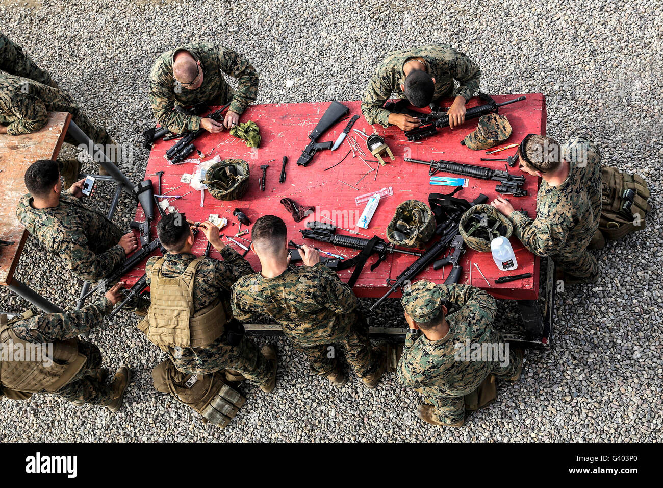 Les Marines américains nettoyer leurs armes. Banque D'Images