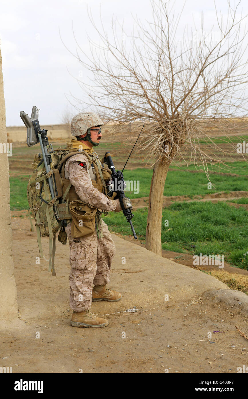 Un U.S. Marine effectue une patrouille conjointe en Afghanistan. Banque D'Images